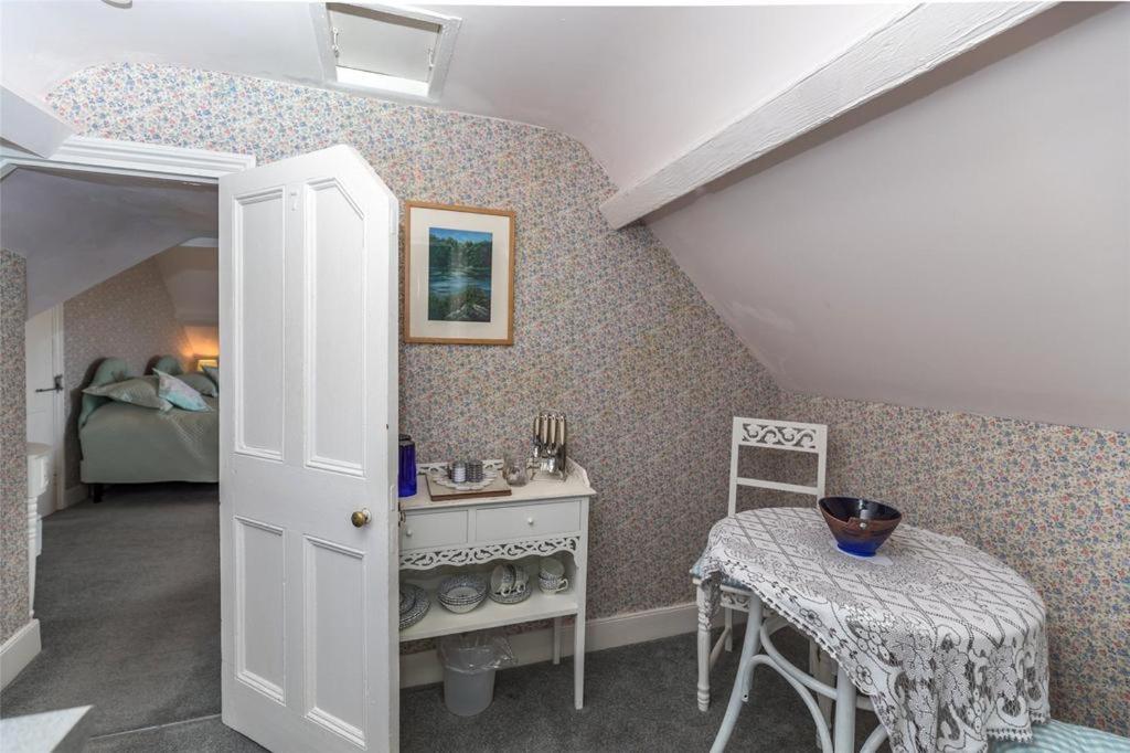 Deluxe Double Room with Private Kitchenette | Pendyffryn Guesthouse B&B gallery image 6