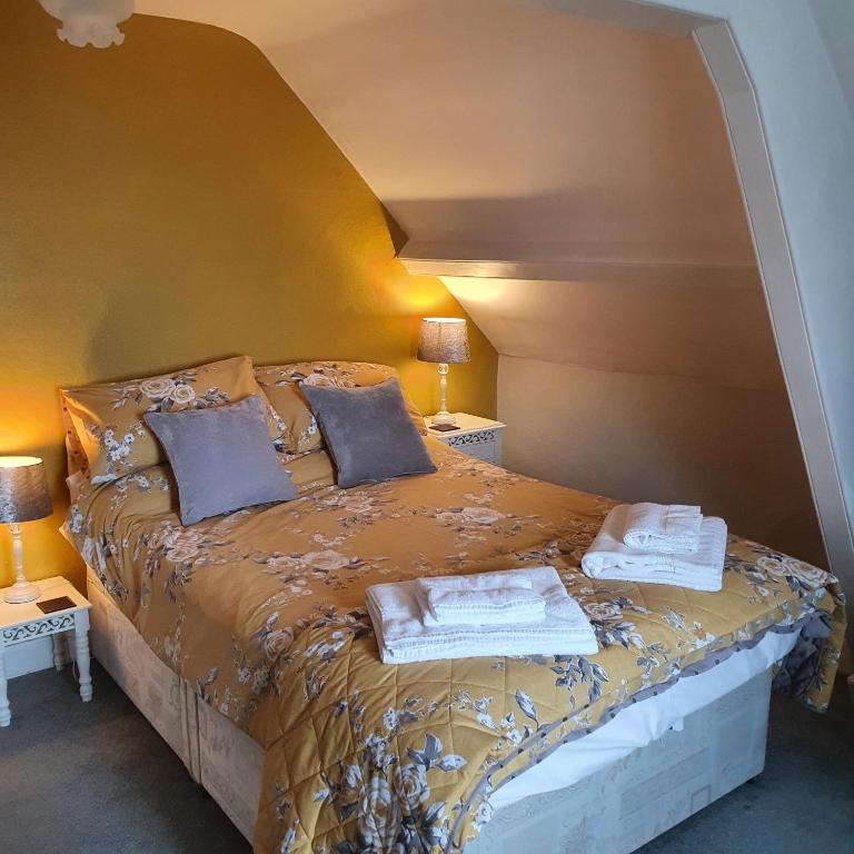 Deluxe Double Room with Private Kitchenette | Pendyffryn Guesthouse B&B gallery image 1