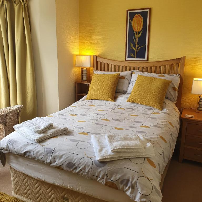 Deluxe Double Room (double) | Pendyffryn Guesthouse and B&B gallery image 4